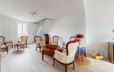 Coin salon dans l'établissement 4 Bedroom Gorgeous Home In Jarnac