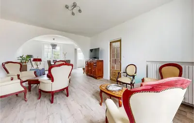 Coin salon dans l'établissement 4 Bedroom Gorgeous Home In Jarnac