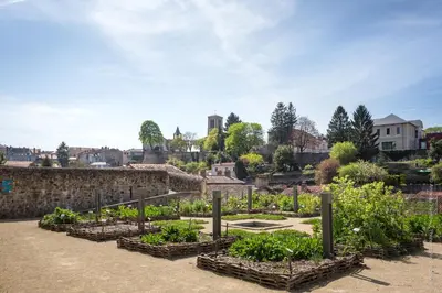 Jardin de l'établissement Petite Maison médiévale