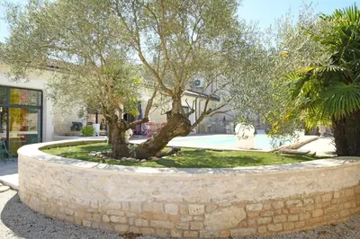 Piscine de l'établissement Maison avec piscine et jacuzzi ou située à proximité