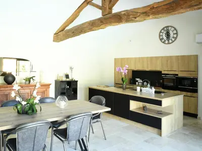 Cuisine ou kitchenette dans l'établissement Maison avec piscine et jacuzzi
