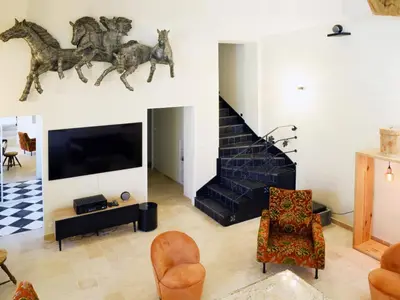 Télévision ou salle de divertissement dans l'établissement Maison avec piscine et jacuzzi