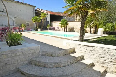 Piscine de l'établissement Maison avec piscine et jacuzzi ou située à proximité