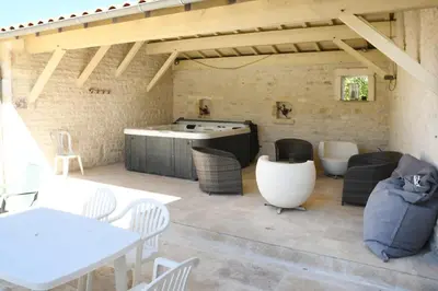 Coin salon dans l'établissement Maison avec piscine et jacuzzi