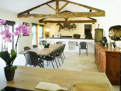 Restaurant ou autre lieu de restauration dans l'établissement Maison avec piscine et jacuzzi