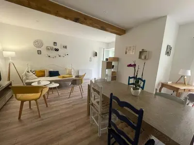 Coin salon dans l'établissement Gîte de charme - 3 chambres, 5 lits - de 4 à 7 personnes
