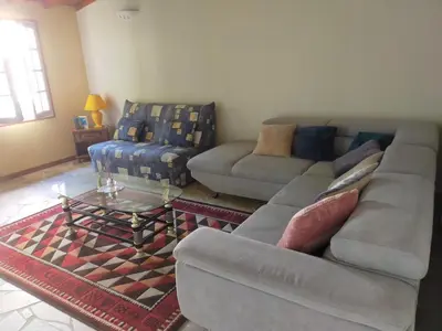 Coin salon dans l'établissement Villa 168m2 avec Piscine, sur Parc Arboré pour groupe Famille et Amis jusqu'à 10 personnes