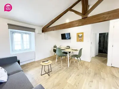 Télévision ou salle de divertissement dans l'établissement La Brèche Niortaise by CozyLife - Centre Ville- Gare