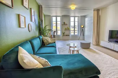 Télévision ou salle de divertissement dans l'établissement La suite végétale, spacieuse et hyper centre