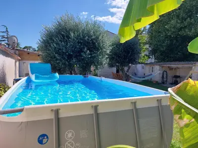 Piscine de l'établissement Maison avec piscine et proche de la plage ou située à proximité