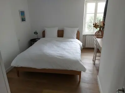 Un ou plusieurs lits dans un hébergement de l'établissement Maison avec piscine et proche de la plage