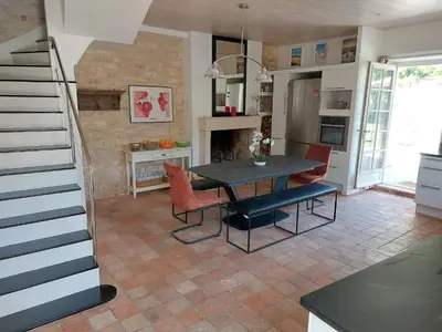 Cuisine ou kitchenette dans l'établissement Maison avec piscine et proche de la plage