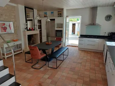 Cuisine ou kitchenette dans l'établissement Maison avec piscine et proche de la plage