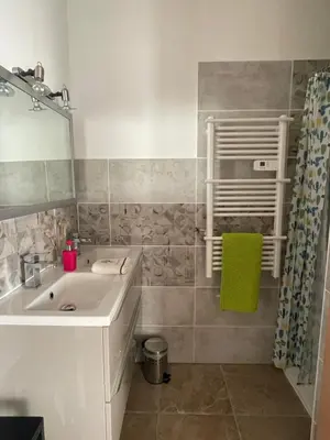 Salle de bains dans l'établissement Gîte 2 terrasses - 4 Pers - Plus Lit d'appoint-Draps et Serviettes Optionnels non prévu dans le prix affiché