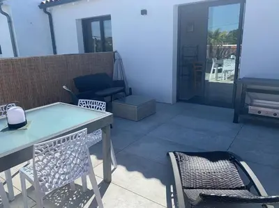 Coin salon dans l'établissement Maison terrasse proche centre ville et ile de Ré
