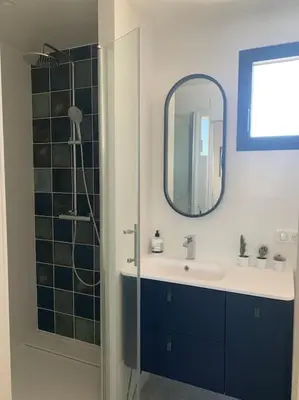 Salle de bains dans l'établissement Maison terrasse proche centre ville et ile de Ré