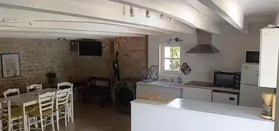Télévision ou salle de divertissement dans l'établissement La Huppe