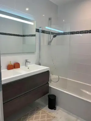 Salle de bains dans l'établissement Maison neuve de standing 150 m2