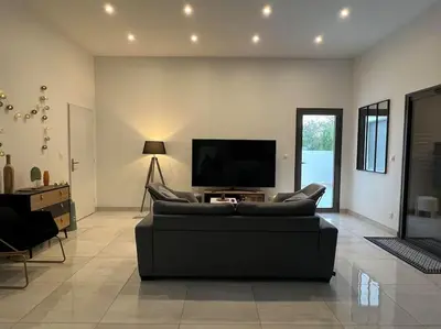 Télévision ou salle de divertissement dans l'établissement Maison neuve de standing 150 m2