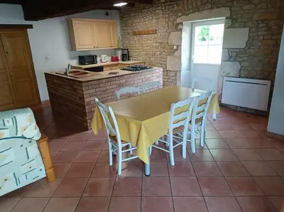 Cuisine ou kitchenette dans l'établissement Charmante maison en pierres