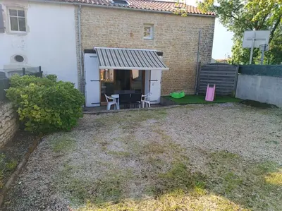 Jardin de l'établissement Charmante maison en pierres