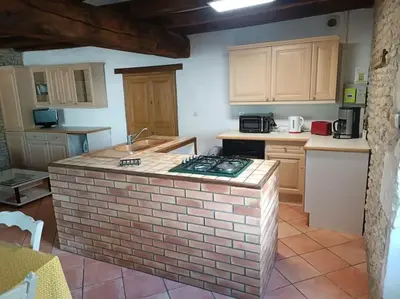 Cuisine ou kitchenette dans l'établissement Charmante maison en pierres