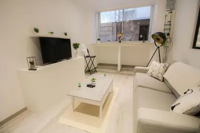 Télévision ou salle de divertissement dans l'établissement la BD : joli T2 rénové /Wi-fi/centre-ville