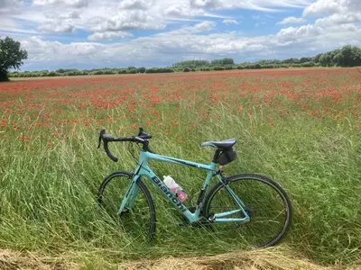 Vélo sur le terrain de l'établissement La Ruche ou dans les environs