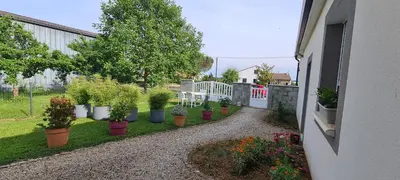 Jardin de l'établissement Studio indépendant près du Futuroscope et Poitiers