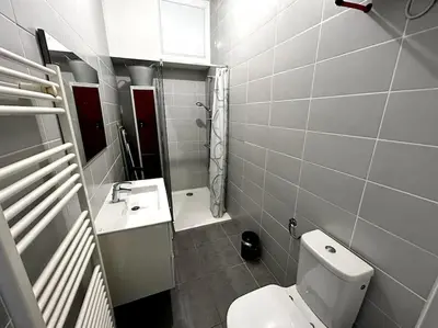 Salle de bains dans l'établissement Le République - Logements avec jardin situés en plein cœur de ville et proche des thermes