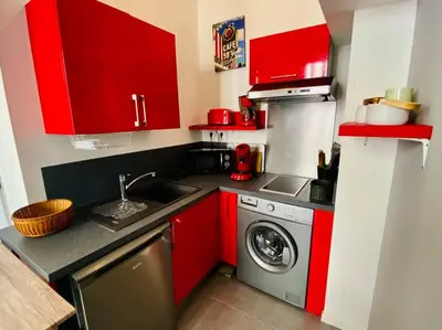 Cuisine ou kitchenette dans l'établissement Le République - Logements avec jardin situés en plein cœur de ville et proche des thermes