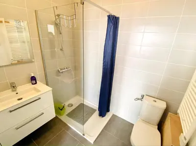 Salle de bains dans l'établissement Le République - Logements avec jardin situés en plein cœur de ville et proche des thermes