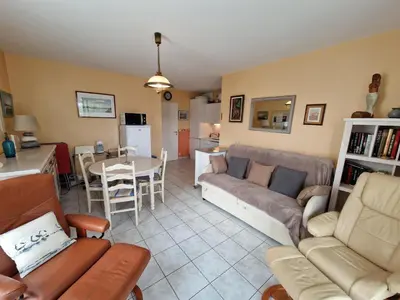 Coin salon dans l'établissement Chatelaillon-Plage Centre-Ville: Apt 4 pers, balcon, parking, piscine, wifi - FR-1-706-21