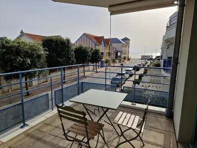 Balcon ou terrasse dans l'établissement Chatelaillon-Plage Centre-Ville: Apt 4 pers, balcon, parking, piscine, wifi - FR-1-706-21