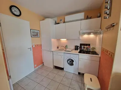 Cuisine ou kitchenette dans l'établissement Chatelaillon-Plage Centre-Ville: Apt 4 pers, balcon, parking, piscine, wifi - FR-1-706-21