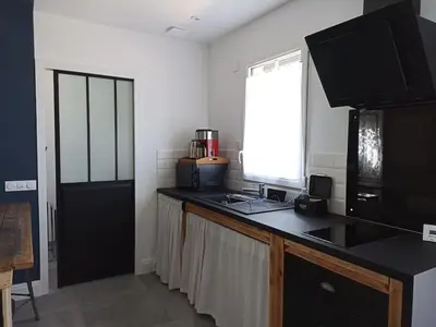 Cuisine ou kitchenette dans l'établissement Maison d'hôtes cosy & agréable à 5min du Futuroscope
