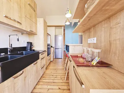 Cuisine ou kitchenette dans l'établissement Le Bienheureux, le calme en ville et jardin
