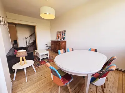 Coin salon dans l'établissement Le Bienheureux, le calme en ville et jardin