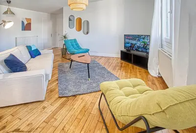 Coin salon dans l'établissement Le Havre Chic et Spacieux d'Angoulême - Calme & Confort Moderne
