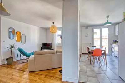 Télévision ou salle de divertissement dans l'établissement Le Havre Chic et Spacieux d'Angoulême - Calme & Confort Moderne