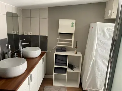 Salle de bains dans l'établissement Cabane paisible à 15 min du futuroscope