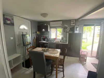 Cuisine ou kitchenette dans l'établissement Cabane paisible à 15 min du futuroscope