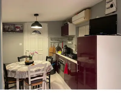 Cuisine ou kitchenette dans l'établissement Cabane paisible à 15 min du futuroscope