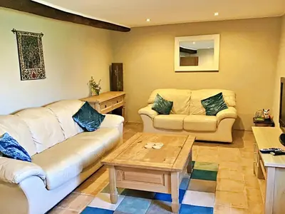 Coin salon dans l'établissement Charming Gite with pool - peaceful coumtryside in Charente