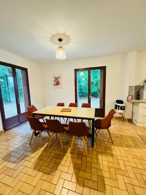 Cuisine ou kitchenette dans l'établissement Maison paisible, 15 min du Futuroscope & Arena.