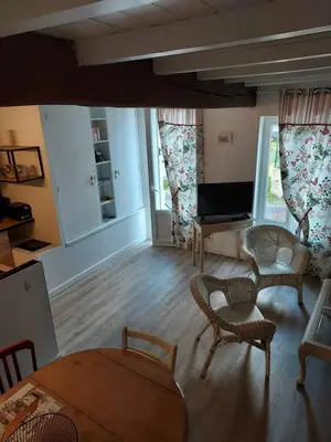 Télévision ou salle de divertissement dans l'établissement Maisonnette
