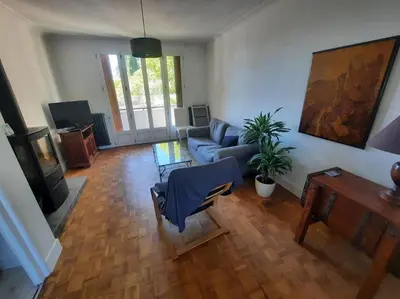 Télévision ou salle de divertissement dans l'établissement Maison au Calme, prés du centre Parking Privé