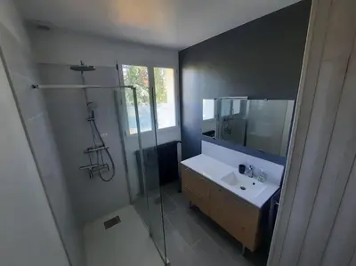 Salle de bains dans l'établissement Maison au Calme, prés du centre Parking Privé