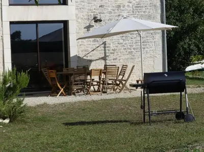 Barbecue disponible mis à disposition des clients de la maison de vacances