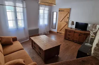 Télévision ou salle de divertissement dans l'établissement Le Pavillon bleu Vouvant - Gite Maison